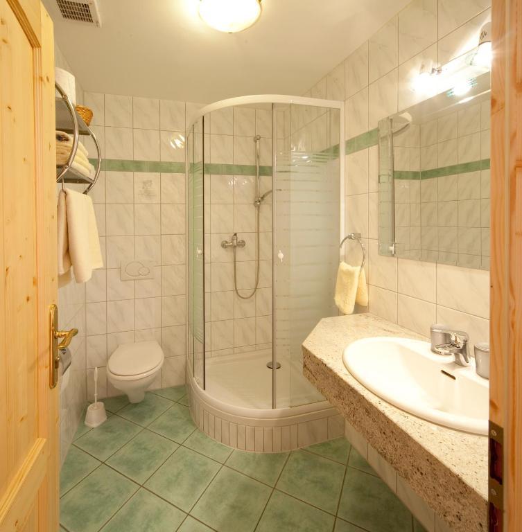 Landgasthof - Hotel Zum Stern Linden  Bilik gambar